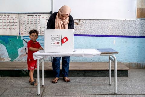 25 juillet 2022 : jour de la fête de la République de 1956, jour du 1er anniveraisre du coup d'état de Kais Saied de 2021, ce 25 juillet est le jour de vote pour le réferendum sur l'approbation de la nouvelle constitution du Président Kais Saeid. Le peuple est appelé par oui ou non à validé le texte de la 3ème constittuion proposé par le président de la République. Au centre ville de Tunis, les bureaux de vote ne connaissent qu'une faible affluence, le taux d'abstention étant le seul chiffre attendu au vu des appels à boycott d'un grand nombre de partis d'opposition. Absence aussi d'observateurs dasn les bureaux de vote est flagrante par raport aux anciens scrutins qui ont eu lieu en Tunisie ces dernières années.