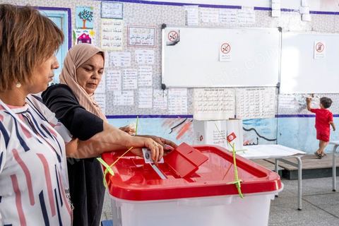 25 juillet 2022 : jour de la fête de la République de 1956, jour du 1er anniveraisre du coup d'état de Kais Saied de 2021, ce 25 juillet est le jour de vote pour le réferendum sur l'approbation de la nouvelle constitution du Président Kais Saeid. Le peuple est appelé par oui ou non à validé le texte de la 3ème constittuion proposé par le président de la République. Au centre ville de Tunis, les bureaux de vote ne connaissent qu'une faible affluence, le taux d'abstention étant le seul chiffre attendu au vu des appels à boycott d'un grand nombre de partis d'opposition. Absence aussi d'observateurs dasn les bureaux de vote est flagrante par raport aux anciens scrutins qui ont eu lieu en Tunisie ces dernières années.