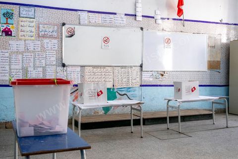 25 juillet 2022 : jour de la fête de la République de 1956, jour du 1er anniveraisre du coup d'état de Kais Saied de 2021, ce 25 juillet est le jour de vote pour le réferendum sur l'approbation de la nouvelle constitution du Président Kais Saeid. Le peuple est appelé par oui ou non à validé le texte de la 3ème constittuion proposé par le président de la République. Au centre ville de Tunis, les bureaux de vote ne connaissent qu'une faible affluence, le taux d'abstention étant le seul chiffre attendu au vu des appels à boycott d'un grand nombre de partis d'opposition. Absence aussi d'observateurs dasn les bureaux de vote est flagrante par raport aux anciens scrutins qui ont eu lieu en Tunisie ces dernières années.