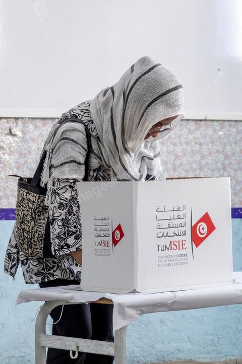 25 juillet 2022 : jour de la fête de la République de 1956, jour du 1er anniveraisre du coup d'état de Kais Saied de 2021, ce 25 juillet est le jour de vote pour le réferendum sur l'approbation de la nouvelle constitution du Président Kais Saeid. Le peuple est appelé par oui ou non à validé le texte de la 3ème constittuion proposé par le président de la République. Au centre ville de Tunis, les bureaux de vote ne connaissent qu'une faible affluence, le taux d'abstention étant le seul chiffre attendu au vu des appels à boycott d'un grand nombre de partis d'opposition. Absence aussi d'observateurs dasn les bureaux de vote est flagrante par raport aux anciens scrutins qui ont eu lieu en Tunisie ces dernières années.