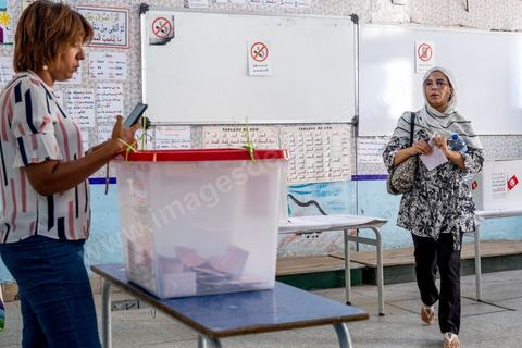 25 juillet 2022 : jour de la fête de la République de 1956, jour du 1er anniveraisre du coup d'état de Kais Saied de 2021, ce 25 juillet est le jour de vote pour le réferendum sur l'approbation de la nouvelle constitution du Président Kais Saeid. Le peuple est appelé par oui ou non à validé le texte de la 3ème constittuion proposé par le président de la République. Au centre ville de Tunis, les bureaux de vote ne connaissent qu'une faible affluence, le taux d'abstention étant le seul chiffre attendu au vu des appels à boycott d'un grand nombre de partis d'opposition. Absence aussi d'observateurs dasn les bureaux de vote est flagrante par raport aux anciens scrutins qui ont eu lieu en Tunisie ces dernières années.