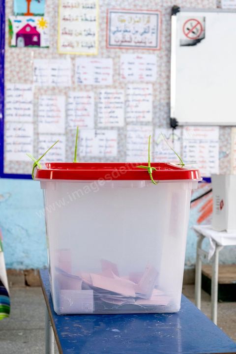 25 juillet 2022 : jour de la fête de la République de 1956, jour du 1er anniveraisre du coup d'état de Kais Saied de 2021, ce 25 juillet est le jour de vote pour le réferendum sur l'approbation de la nouvelle constitution du Président Kais Saeid. Le peuple est appelé par oui ou non à validé le texte de la 3ème constittuion proposé par le président de la République. Au centre ville de Tunis, les bureaux de vote ne connaissent qu'une faible affluence, le taux d'abstention étant le seul chiffre attendu au vu des appels à boycott d'un grand nombre de partis d'opposition. Absence aussi d'observateurs dasn les bureaux de vote est flagrante par raport aux anciens scrutins qui ont eu lieu en Tunisie ces dernières années.