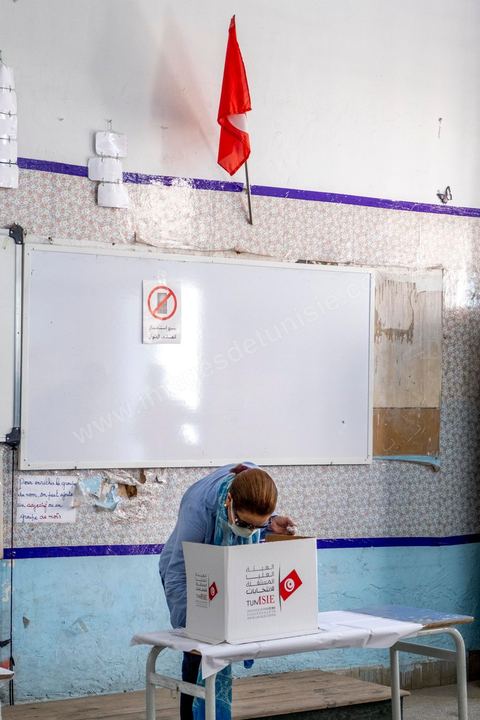 25 juillet 2022 : jour de la fête de la République de 1956, jour du 1er anniveraisre du coup d'état de Kais Saied de 2021, ce 25 juillet est le jour de vote pour le réferendum sur l'approbation de la nouvelle constitution du Président Kais Saeid. Le peuple est appelé par oui ou non à validé le texte de la 3ème constittuion proposé par le président de la République. Au centre ville de Tunis, les bureaux de vote ne connaissent qu'une faible affluence, le taux d'abstention étant le seul chiffre attendu au vu des appels à boycott d'un grand nombre de partis d'opposition. Absence aussi d'observateurs dasn les bureaux de vote est flagrante par raport aux anciens scrutins qui ont eu lieu en Tunisie ces dernières années.