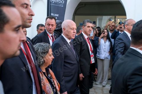 18 novembre 2022, à Djerba en Tunisie, visite du Président de la République tunisienne M. Kais Saied au village de la Francophonie installé dans le Parc Djerba Explore. Bain de foule et visite de l'exposition de calligraphie en compagnie du maitre calligraphe tunisien Nja Mahdaoui et de la ministre des affaires culturelles Mme Hayet Ketat Guermazi.  