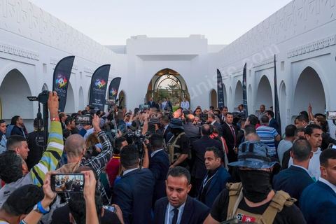 18 novembre 2022, à Djerba en Tunisie, visite du Président de la République tunisienne M. Kais Saied au village de la Francophonie installé dans le Parc Djerba Explore. Bain de foule et visite de l'exposition de calligraphie en compagnie du maitre calligraphe tunisien Nja Mahdaoui et de la ministre des affaires culturelles Mme Hayet Ketat Guermazi.  