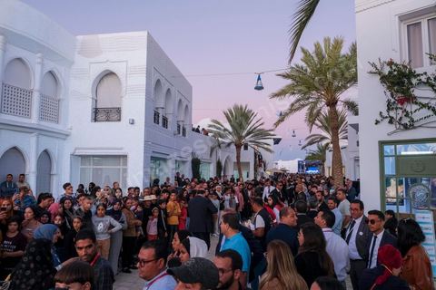 18 novembre 2022, à Djerba en Tunisie, visite du Président de la République tunisienne M. Kais Saied au village de la Francophonie installé dans le Parc Djerba Explore. Bain de foule et visite de l'exposition de calligraphie en compagnie du maitre calligraphe tunisien Nja Mahdaoui et de la ministre des affaires culturelles Mme Hayet Ketat Guermazi.  
