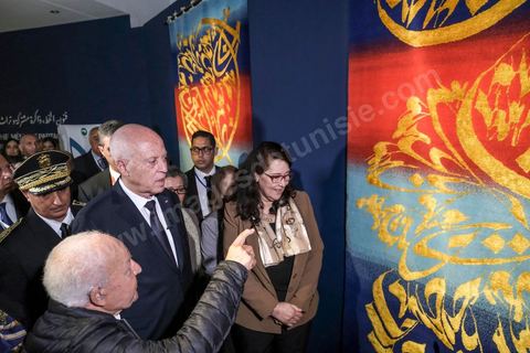 18 novembre 2022, à Djerba en Tunisie, visite du Président de la République tunisienne M. Kais Saied au village de la Francophonie installé dans le Parc Djerba Explore. Bain de foule et visite de l'exposition de calligraphie en compagnie du maitre calligraphe tunisien Nja Mahdaoui et de la ministre des affaires culturelles Mme Hayet Ketat Guermazi.  