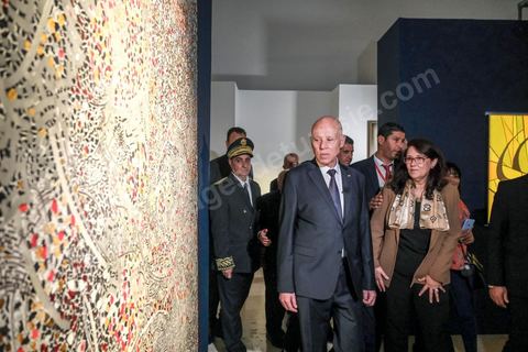 18 novembre 2022, à Djerba en Tunisie, visite du Président de la République tunisienne M. Kais Saied au village de la Francophonie installé dans le Parc Djerba Explore. Bain de foule et visite de l'exposition de calligraphie en compagnie du maitre calligraphe tunisien Nja Mahdaoui et de la ministre des affaires culturelles Mme Hayet Ketat Guermazi.  