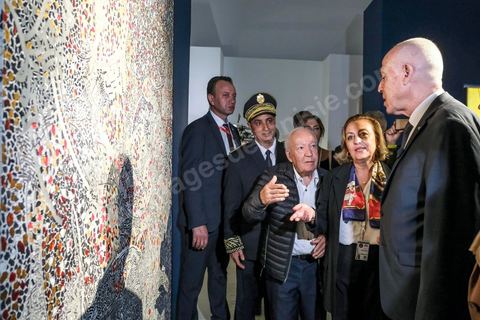18 novembre 2022, à Djerba en Tunisie, visite du Président de la République tunisienne M. Kais Saied au village de la Francophonie installé dans le Parc Djerba Explore. Bain de foule et visite de l'exposition de calligraphie en compagnie du maitre calligraphe tunisien Nja Mahdaoui et de la ministre des affaires culturelles Mme Hayet Ketat Guermazi.  