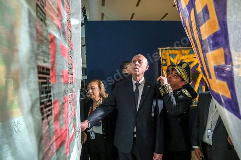 18 novembre 2022, à Djerba en Tunisie, visite du Président de la République tunisienne M. Kais Saied au village de la Francophonie installé dans le Parc Djerba Explore. Bain de foule et visite de l'exposition de calligraphie en compagnie du maitre calligraphe tunisien Nja Mahdaoui et de la ministre des affaires culturelles Mme Hayet Ketat Guermazi.  