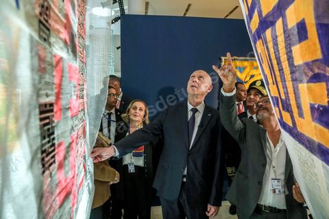 18 novembre 2022, à Djerba en Tunisie, visite du Président de la République tunisienne M. Kais Saied au village de la Francophonie installé dans le Parc Djerba Explore. Bain de foule et visite de l'exposition de calligraphie en compagnie du maitre calligraphe tunisien Nja Mahdaoui et de la ministre des affaires culturelles Mme Hayet Ketat Guermazi.  
