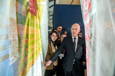 18 novembre 2022, à Djerba en Tunisie, visite du Président de la République tunisienne M. Kais Saied au village de la Francophonie installé dans le Parc Djerba Explore. Bain de foule et visite de l'exposition de calligraphie en compagnie du maitre calligraphe tunisien Nja Mahdaoui et de la ministre des affaires culturelles Mme Hayet Ketat Guermazi.  