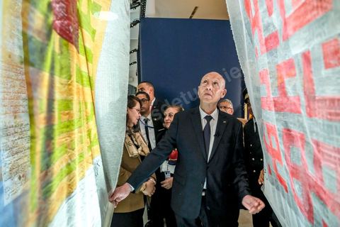 18 novembre 2022, à Djerba en Tunisie, visite du Président de la République tunisienne M. Kais Saied au village de la Francophonie installé dans le Parc Djerba Explore. Bain de foule et visite de l'exposition de calligraphie en compagnie du maitre calligraphe tunisien Nja Mahdaoui et de la ministre des affaires culturelles Mme Hayet Ketat Guermazi.  