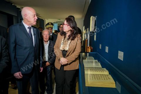 18 novembre 2022, à Djerba en Tunisie, visite du Président de la République tunisienne M. Kais Saied au village de la Francophonie installé dans le Parc Djerba Explore. Bain de foule et visite de l'exposition de calligraphie en compagnie du maitre calligraphe tunisien Nja Mahdaoui et de la ministre des affaires culturelles Mme Hayet Ketat Guermazi.  