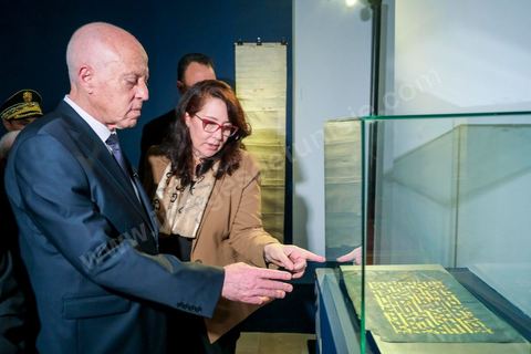 18 novembre 2022, à Djerba en Tunisie, visite du Président de la République tunisienne M. Kais Saied au village de la Francophonie installé dans le Parc Djerba Explore. Bain de foule et visite de l'exposition de calligraphie en compagnie du maitre calligraphe tunisien Nja Mahdaoui et de la ministre des affaires culturelles Mme Hayet Ketat Guermazi.  