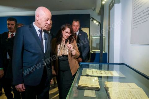 18 novembre 2022, à Djerba en Tunisie, visite du Président de la République tunisienne M. Kais Saied au village de la Francophonie installé dans le Parc Djerba Explore. Bain de foule et visite de l'exposition de calligraphie en compagnie du maitre calligraphe tunisien Nja Mahdaoui et de la ministre des affaires culturelles Mme Hayet Ketat Guermazi.  