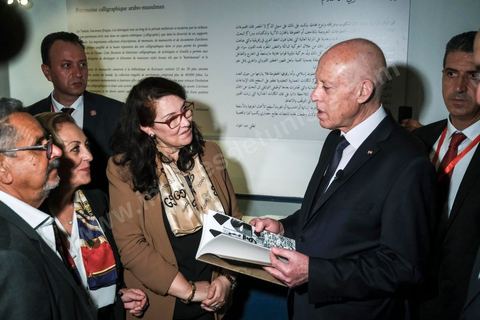 18 novembre 2022, à Djerba en Tunisie, visite du Président de la République tunisienne M. Kais Saied au village de la Francophonie installé dans le Parc Djerba Explore. Bain de foule et visite de l'exposition de calligraphie en compagnie du maitre calligraphe tunisien Nja Mahdaoui et de la ministre des affaires culturelles Mme Hayet Ketat Guermazi.  