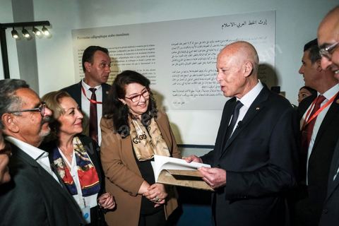 18 novembre 2022, à Djerba en Tunisie, visite du Président de la République tunisienne M. Kais Saied au village de la Francophonie installé dans le Parc Djerba Explore. Bain de foule et visite de l'exposition de calligraphie en compagnie du maitre calligraphe tunisien Nja Mahdaoui et de la ministre des affaires culturelles Mme Hayet Ketat Guermazi.  