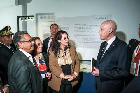 18 novembre 2022, à Djerba en Tunisie, visite du Président de la République tunisienne M. Kais Saied au village de la Francophonie installé dans le Parc Djerba Explore. Bain de foule et visite de l'exposition de calligraphie en compagnie du maitre calligraphe tunisien Nja Mahdaoui et de la ministre des affaires culturelles Mme Hayet Ketat Guermazi.  