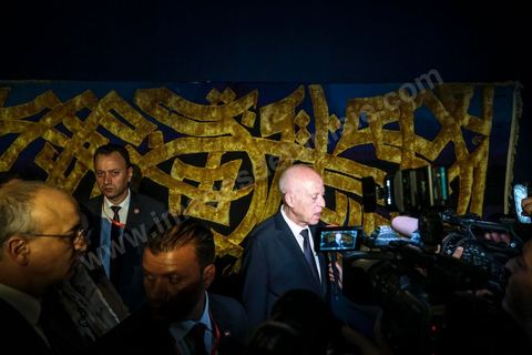 18 novembre 2022, à Djerba en Tunisie, visite du Président de la République tunisienne M. Kais Saied au village de la Francophonie installé dans le Parc Djerba Explore. Bain de foule et visite de l'exposition de calligraphie en compagnie du maitre calligraphe tunisien Nja Mahdaoui et de la ministre des affaires culturelles Mme Hayet Ketat Guermazi.  