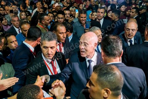 18 novembre 2022, à Djerba en Tunisie, visite du Président de la République tunisienne M. Kais Saied au village de la Francophonie installé dans le Parc Djerba Explore. Bain de foule et visite de l'exposition de calligraphie en compagnie du maitre calligraphe tunisien Nja Mahdaoui et de la ministre des affaires culturelles Mme Hayet Ketat Guermazi.  