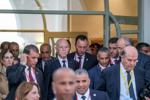 18 novembre 2022, à Djerba en Tunisie, visite du Président de la République tunisienne M. Kais Saied au village de la Francophonie installé dans le Parc Djerba Explore. Bain de foule et visite de l'exposition de calligraphie en compagnie du maitre calligraphe tunisien Nja Mahdaoui et de la ministre des affaires culturelles Mme Hayet Ketat Guermazi.  