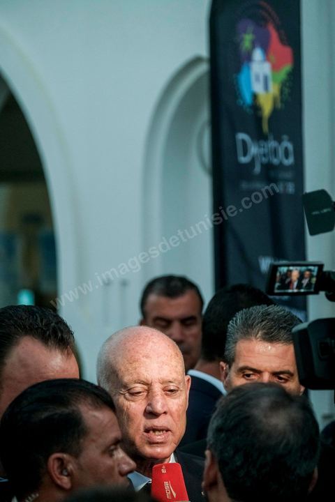 18 novembre 2022, à Djerba en Tunisie, visite du Président de la République tunisienne M. Kais Saied au village de la Francophonie installé dans le Parc Djerba Explore. Bain de foule et visite de l'exposition de calligraphie en compagnie du maitre calligraphe tunisien Nja Mahdaoui et de la ministre des affaires culturelles Mme Hayet Ketat Guermazi.  