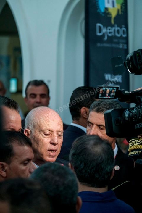 18 novembre 2022, à Djerba en Tunisie, visite du Président de la République tunisienne M. Kais Saied au village de la Francophonie installé dans le Parc Djerba Explore. Bain de foule et visite de l'exposition de calligraphie en compagnie du maitre calligraphe tunisien Nja Mahdaoui et de la ministre des affaires culturelles Mme Hayet Ketat Guermazi.  