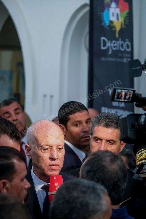 18 novembre 2022, à Djerba en Tunisie, visite du Président de la République tunisienne M. Kais Saied au village de la Francophonie installé dans le Parc Djerba Explore. Bain de foule et visite de l'exposition de calligraphie en compagnie du maitre calligraphe tunisien Nja Mahdaoui et de la ministre des affaires culturelles Mme Hayet Ketat Guermazi.  