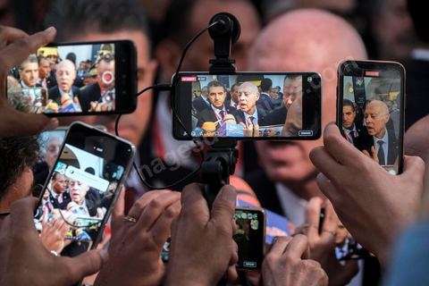 18 novembre 2022, à Djerba en Tunisie, visite du Président de la République tunisienne M. Kais Saied au village de la Francophonie installé dans le Parc Djerba Explore. Bain de foule et visite de l'exposition de calligraphie en compagnie du maitre calligraphe tunisien Nja Mahdaoui et de la ministre des affaires culturelles Mme Hayet Ketat Guermazi.  