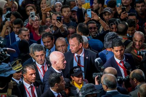 18 novembre 2022, à Djerba en Tunisie, visite du Président de la République tunisienne M. Kais Saied au village de la Francophonie installé dans le Parc Djerba Explore. Bain de foule et visite de l'exposition de calligraphie en compagnie du maitre calligraphe tunisien Nja Mahdaoui et de la ministre des affaires culturelles Mme Hayet Ketat Guermazi.  