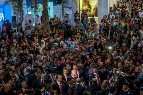 18 novembre 2022, à Djerba en Tunisie, visite du Président de la République tunisienne M. Kais Saied au village de la Francophonie installé dans le Parc Djerba Explore. Bain de foule et visite de l'exposition de calligraphie en compagnie du maitre calligraphe tunisien Nja Mahdaoui et de la ministre des affaires culturelles Mme Hayet Ketat Guermazi.  