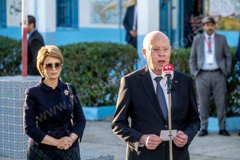 17 décembre 2022 : En ce 17 décembre 2022, jour anniversaire du déclenchement de la révolution tunisienne en 2010, à 8h ce matin ouverture des bureaux de vote pour le premier tour des élections législatives. Ces élections au très faible nombre de candidats, du aux boycott de la majorité des partis politiques, sont les premières depuis la prise de tous les pouvoirs et la dissolution de l’assemblée nationale en juillet 2021 par le président tunisien Kaïs Saied. Le président tunisien Kais Saied s’est rendu ce matin à son bureau de vote en compagnie de sa femme pour voter dans le cadre du premier tour des élections législatives. Après son vote le Président a fait une déclaration officielle devant les médias dans la cour de l’école du quartier Ennasr à Tunis.