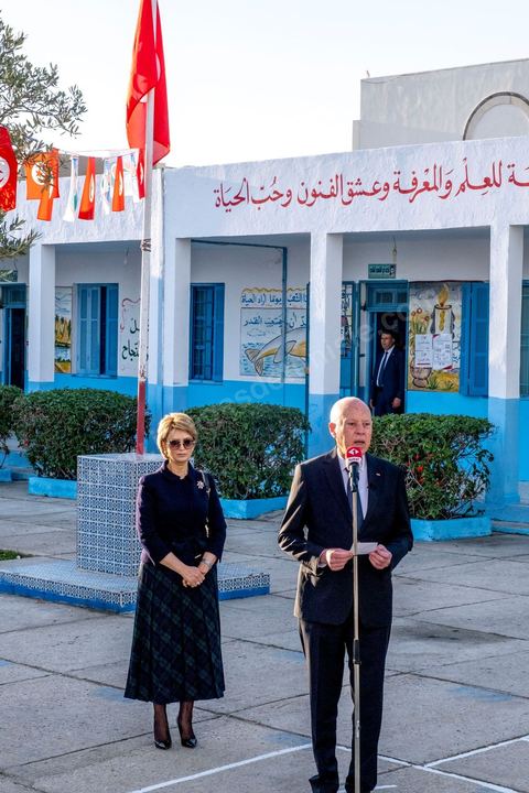17 décembre 2022 : En ce 17 décembre 2022, jour anniversaire du déclenchement de la révolution tunisienne en 2010, à 8h ce matin ouverture des bureaux de vote pour le premier tour des élections législatives. Ces élections au très faible nombre de candidats, du aux boycott de la majorité des partis politiques, sont les premières depuis la prise de tous les pouvoirs et la dissolution de l’assemblée nationale en juillet 2021 par le président tunisien Kaïs Saied. Le président tunisien Kais Saied s’est rendu ce matin à son bureau de vote en compagnie de sa femme pour voter dans le cadre du premier tour des élections législatives. Après son vote le Président a fait une déclaration officielle devant les médias dans la cour de l’école du quartier Ennasr à Tunis.