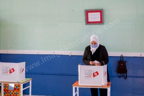 17 décembre 2022 : En ce 17 décembre 2022, jour anniversaire du déclenchement de la révolution tunisienne en 2010, à 8h ce matin ouverture des bureaux de vote pour le premier tour des élections législatives. Ces élections au très faible nombre de candidats, du aux boycott de la majorité des partis politiques, sont les premières depuis la prise de tous les pouvoirs et la dissolution de l’assemblée nationale en juillet 2021 par le président tunisien Kaïs Saied. Le président tunisien Kais Saied s’est rendu ce matin à son bureau de vote en compagnie de sa femme pour voter dans le cadre du premier tour des élections législatives. Après son vote le Président a fait une déclaration officielle devant les médias dans la cour de l’école du quartier Ennasr à Tunis.