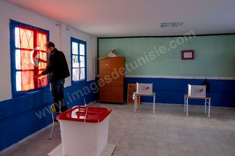 17 décembre 2022 : En ce 17 décembre 2022, jour anniversaire du déclenchement de la révolution tunisienne en 2010, à 8h ce matin ouverture des bureaux de vote pour le premier tour des élections législatives. Ces élections au très faible nombre de candidats, du aux boycott de la majorité des partis politiques, sont les premières depuis la prise de tous les pouvoirs et la dissolution de l’assemblée nationale en juillet 2021 par le président tunisien Kaïs Saied. Le président tunisien Kais Saied s’est rendu ce matin à son bureau de vote en compagnie de sa femme pour voter dans le cadre du premier tour des élections législatives. Après son vote le Président a fait une déclaration officielle devant les médias dans la cour de l’école du quartier Ennasr à Tunis.