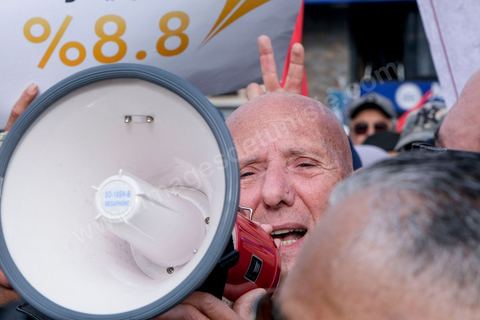 14 janvier 2023 : Tunis est sous haute tension, plusieurs appels à manifester contre le coup d'état du président Kais Saied du 25 juillet 2021, en ce jour d'anniversaire de la révolution tunisienne et du départ de Ben Ali en 2011. Plusieurs milliers de manifestants ont réussi, malgré l'interdction des manifestations, à rejoindre l'avenue Habib Bourguiba pour crier des slogans contre le Président en place. Le célèbre "dégage" tunisien a raisonné toute la journée chez les partisans du Front du Salut, majoritairmeent des nahdaouis, déplorant une situation économique et sociale très inquiétante en Tunisie. 