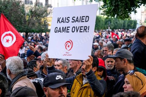 14 janvier 2023 : Tunis est sous haute tension, plusieurs appels à manifester contre le coup d'état du président Kais Saied du 25 juillet 2021, en ce jour d'anniversaire de la révolution tunisienne et du départ de Ben Ali en 2011. Plusieurs milliers de manifestants ont réussi, malgré l'interdction des manifestations, à rejoindre l'avenue Habib Bourguiba pour crier des slogans contre le Président en place. Le célèbre "dégage" tunisien a raisonné toute la journée chez les partisans du Front du Salut, majoritairmeent des nahdaouis, déplorant une situation économique et sociale très inquiétante en Tunisie. 