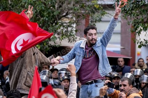 14 janvier 2023 : Tunis est sous haute tension, plusieurs appels à manifester contre le coup d'état du président Kais Saied du 25 juillet 2021, en ce jour d'anniversaire de la révolution tunisienne et du départ de Ben Ali en 2011. Plusieurs milliers de manifestants ont réussi, malgré l'interdction des manifestations, à rejoindre l'avenue Habib Bourguiba pour crier des slogans contre le Président en place. Le célèbre "dégage" tunisien a raisonné toute la journée chez les partisans du Front du Salut, majoritairmeent des nahdaouis, déplorant une situation économique et sociale très inquiétante en Tunisie. 