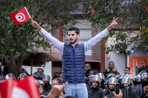 14 janvier 2023 : Tunis est sous haute tension, plusieurs appels à manifester contre le coup d'état du président Kais Saied du 25 juillet 2021, en ce jour d'anniversaire de la révolution tunisienne et du départ de Ben Ali en 2011. Plusieurs milliers de manifestants ont réussi, malgré l'interdction des manifestations, à rejoindre l'avenue Habib Bourguiba pour crier des slogans contre le Président en place. Le célèbre "dégage" tunisien a raisonné toute la journée chez les partisans du Front du Salut, majoritairmeent des nahdaouis, déplorant une situation économique et sociale très inquiétante en Tunisie. 