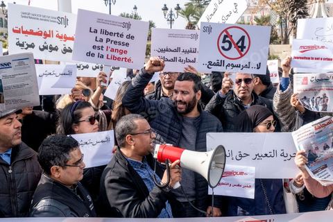 16 février 2023 : les journalistes tunisiens ont organisé, ce jour, un rassemblement de protestations à l’appel du Syndicat national des journalistes tunisiens (SNJT), sur la place de la Kasbah, face au siège du gouvernement, et dans plusieurs régions de Tunisie. Les journalistes ont protesté contre le harcèlement exercé par "le pouvoir" sur les médias, qui s’est confirmé par l’arrestation du directeur général de la radio Mosaïque FM, Noureddine Boutar.Le SNJT a considéré que cette arrestation vise à assujettir les médias, dont notamment Mosaïque FM et à manipuler leurs lignes éditoriales.Le syndicat a, également, dénoncé les pressions exercées par le président de la République pour assurer sa mainmise sur les médias et pour prendre pour cible les législations relatives au secteur, dont les décrets 115 et 116.