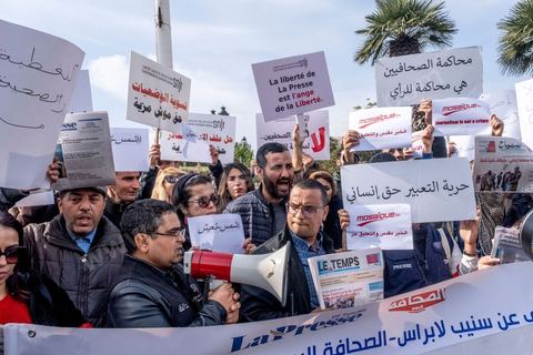 16 février 2023 : les journalistes tunisiens ont organisé, ce jour, un rassemblement de protestations à l’appel du Syndicat national des journalistes tunisiens (SNJT), sur la place de la Kasbah, face au siège du gouvernement, et dans plusieurs régions de Tunisie. Les journalistes ont protesté contre le harcèlement exercé par "le pouvoir" sur les médias, qui s’est confirmé par l’arrestation du directeur général de la radio Mosaïque FM, Noureddine Boutar.Le SNJT a considéré que cette arrestation vise à assujettir les médias, dont notamment Mosaïque FM et à manipuler leurs lignes éditoriales.Le syndicat a, également, dénoncé les pressions exercées par le président de la République pour assurer sa mainmise sur les médias et pour prendre pour cible les législations relatives au secteur, dont les décrets 115 et 116.