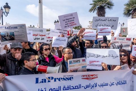 16 février 2023 : les journalistes tunisiens ont organisé, ce jour, un rassemblement de protestations à l’appel du Syndicat national des journalistes tunisiens (SNJT), sur la place de la Kasbah, face au siège du gouvernement, et dans plusieurs régions de Tunisie. Les journalistes ont protesté contre le harcèlement exercé par "le pouvoir" sur les médias, qui s’est confirmé par l’arrestation du directeur général de la radio Mosaïque FM, Noureddine Boutar.Le SNJT a considéré que cette arrestation vise à assujettir les médias, dont notamment Mosaïque FM et à manipuler leurs lignes éditoriales.Le syndicat a, également, dénoncé les pressions exercées par le président de la République pour assurer sa mainmise sur les médias et pour prendre pour cible les législations relatives au secteur, dont les décrets 115 et 116.