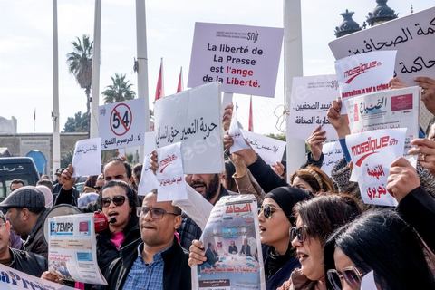 16 février 2023 : les journalistes tunisiens ont organisé, ce jour, un rassemblement de protestations à l’appel du Syndicat national des journalistes tunisiens (SNJT), sur la place de la Kasbah, face au siège du gouvernement, et dans plusieurs régions de Tunisie. Les journalistes ont protesté contre le harcèlement exercé par "le pouvoir" sur les médias, qui s’est confirmé par l’arrestation du directeur général de la radio Mosaïque FM, Noureddine Boutar.Le SNJT a considéré que cette arrestation vise à assujettir les médias, dont notamment Mosaïque FM et à manipuler leurs lignes éditoriales.Le syndicat a, également, dénoncé les pressions exercées par le président de la République pour assurer sa mainmise sur les médias et pour prendre pour cible les législations relatives au secteur, dont les décrets 115 et 116.