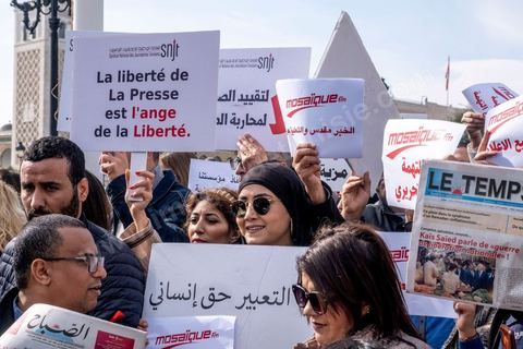 16 février 2023 : les journalistes tunisiens ont organisé, ce jour, un rassemblement de protestations à l’appel du Syndicat national des journalistes tunisiens (SNJT), sur la place de la Kasbah, face au siège du gouvernement, et dans plusieurs régions de Tunisie. Les journalistes ont protesté contre le harcèlement exercé par "le pouvoir" sur les médias, qui s’est confirmé par l’arrestation du directeur général de la radio Mosaïque FM, Noureddine Boutar.Le SNJT a considéré que cette arrestation vise à assujettir les médias, dont notamment Mosaïque FM et à manipuler leurs lignes éditoriales.Le syndicat a, également, dénoncé les pressions exercées par le président de la République pour assurer sa mainmise sur les médias et pour prendre pour cible les législations relatives au secteur, dont les décrets 115 et 116.