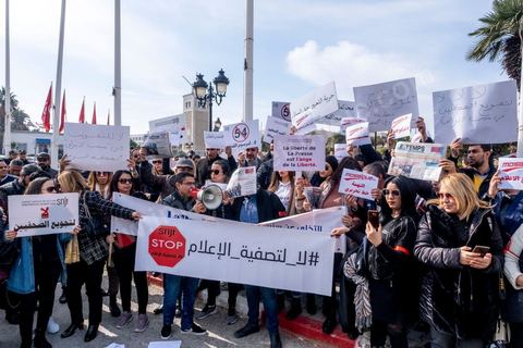 16 février 2023 : les journalistes tunisiens ont organisé, ce jour, un rassemblement de protestations à l’appel du Syndicat national des journalistes tunisiens (SNJT), sur la place de la Kasbah, face au siège du gouvernement, et dans plusieurs régions de Tunisie. Les journalistes ont protesté contre le harcèlement exercé par "le pouvoir" sur les médias, qui s’est confirmé par l’arrestation du directeur général de la radio Mosaïque FM, Noureddine Boutar.Le SNJT a considéré que cette arrestation vise à assujettir les médias, dont notamment Mosaïque FM et à manipuler leurs lignes éditoriales.Le syndicat a, également, dénoncé les pressions exercées par le président de la République pour assurer sa mainmise sur les médias et pour prendre pour cible les législations relatives au secteur, dont les décrets 115 et 116.