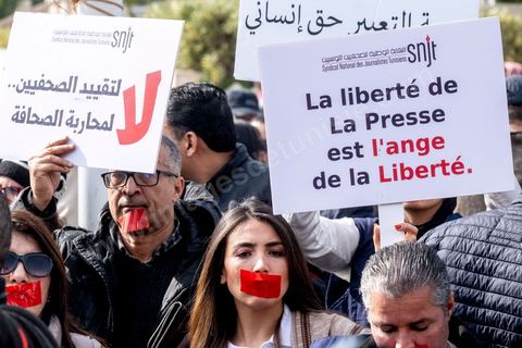 16 février 2023 : les journalistes tunisiens ont organisé, ce jour, un rassemblement de protestations à l’appel du Syndicat national des journalistes tunisiens (SNJT), sur la place de la Kasbah, face au siège du gouvernement, et dans plusieurs régions de Tunisie. Les journalistes ont protesté contre le harcèlement exercé par "le pouvoir" sur les médias, qui s’est confirmé par l’arrestation du directeur général de la radio Mosaïque FM, Noureddine Boutar.Le SNJT a considéré que cette arrestation vise à assujettir les médias, dont notamment Mosaïque FM et à manipuler leurs lignes éditoriales.Le syndicat a, également, dénoncé les pressions exercées par le président de la République pour assurer sa mainmise sur les médias et pour prendre pour cible les législations relatives au secteur, dont les décrets 115 et 116.