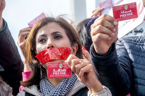 16 février 2023 : les journalistes tunisiens ont organisé, ce jour, un rassemblement de protestations à l’appel du Syndicat national des journalistes tunisiens (SNJT), sur la place de la Kasbah, face au siège du gouvernement, et dans plusieurs régions de Tunisie. Les journalistes ont protesté contre le harcèlement exercé par "le pouvoir" sur les médias, qui s’est confirmé par l’arrestation du directeur général de la radio Mosaïque FM, Noureddine Boutar.Le SNJT a considéré que cette arrestation vise à assujettir les médias, dont notamment Mosaïque FM et à manipuler leurs lignes éditoriales.Le syndicat a, également, dénoncé les pressions exercées par le président de la République pour assurer sa mainmise sur les médias et pour prendre pour cible les législations relatives au secteur, dont les décrets 115 et 116.