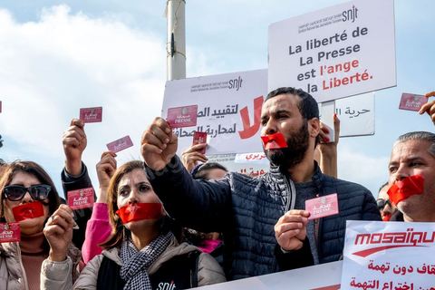 16 février 2023 : les journalistes tunisiens ont organisé, ce jour, un rassemblement de protestations à l’appel du Syndicat national des journalistes tunisiens (SNJT), sur la place de la Kasbah, face au siège du gouvernement, et dans plusieurs régions de Tunisie. Les journalistes ont protesté contre le harcèlement exercé par "le pouvoir" sur les médias, qui s’est confirmé par l’arrestation du directeur général de la radio Mosaïque FM, Noureddine Boutar.Le SNJT a considéré que cette arrestation vise à assujettir les médias, dont notamment Mosaïque FM et à manipuler leurs lignes éditoriales.Le syndicat a, également, dénoncé les pressions exercées par le président de la République pour assurer sa mainmise sur les médias et pour prendre pour cible les législations relatives au secteur, dont les décrets 115 et 116.