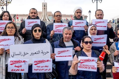 16 février 2023 : les journalistes tunisiens ont organisé, ce jour, un rassemblement de protestations à l’appel du Syndicat national des journalistes tunisiens (SNJT), sur la place de la Kasbah, face au siège du gouvernement, et dans plusieurs régions de Tunisie. Les journalistes ont protesté contre le harcèlement exercé par "le pouvoir" sur les médias, qui s’est confirmé par l’arrestation du directeur général de la radio Mosaïque FM, Noureddine Boutar.Le SNJT a considéré que cette arrestation vise à assujettir les médias, dont notamment Mosaïque FM et à manipuler leurs lignes éditoriales.Le syndicat a, également, dénoncé les pressions exercées par le président de la République pour assurer sa mainmise sur les médias et pour prendre pour cible les législations relatives au secteur, dont les décrets 115 et 116.